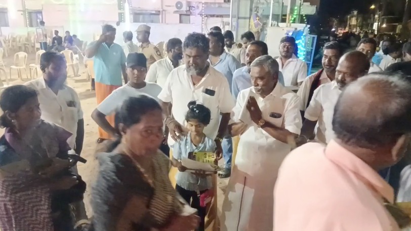 திருவாரூர் புனித பாத்திமா அன்னை ஆலயத்தில் திமுக வேட்பாளர் பூண்டி கலைவாணன் வாக்கு சேகரிப்பு