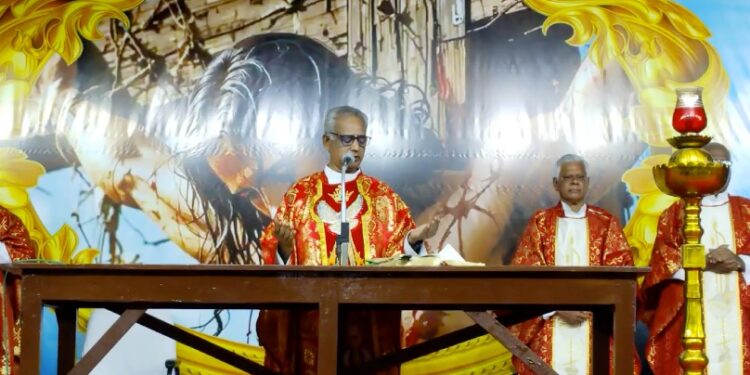 வேளாங்கன்னி புனித ஆரோக்கிய மாதா பேராலயத்தில் புனித வெள்ளியை முன்னிட்டு பங்குதந்தை அற்புதராஜ் சிறப்புத்திருப்பலி