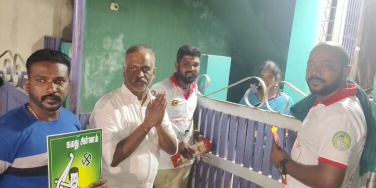 மயிலாடுதுறை நகரில் நாம் தமிழர் கட்சி வேட்பாளர் காசிராமன் சென்று விவசாயி சின்னத்திற்கு தீவிர வாக்கு சேகரிப்பு