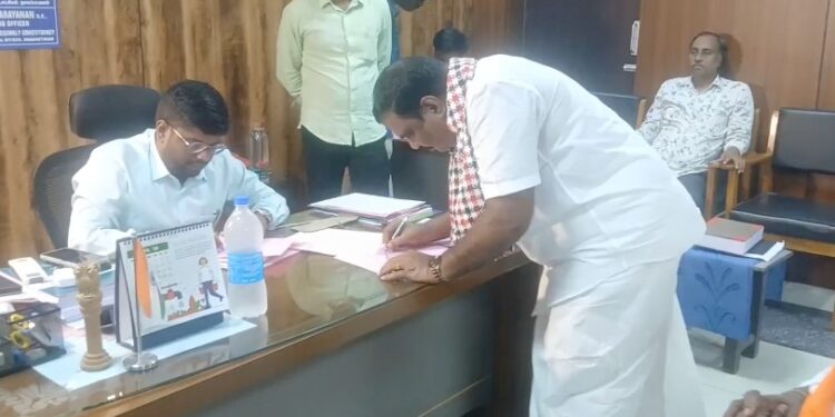 சட்டமன்றத் தேர்தலை ஒட்டி இன்று பல்வேறு இடங்களில் வேட்புமனு தாக்கல்