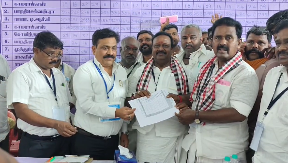 தமிழகத்தில் பெரும்பாலான இடங்களில் TVK வெற்றி பெற்றதை தொடர்ந்து இளைஞர்கள் & கட்சி நிர்வாகிகள் கொண்டாட்டம்
