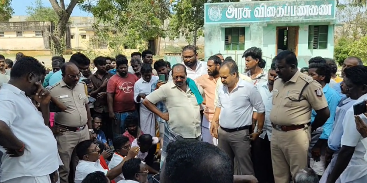 தரங்கம்பாடி புதிதாக அமைக்கப்பட்டு வரும் நான்கு வழி சாலை மேம்பால பள்ளத்தில் இருசக்கர வாகனம் கவிழ்ந்து விபத்து