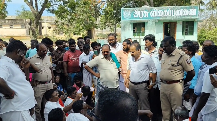 தரங்கம்பாடி புதிதாக அமைக்கப்பட்டு வரும் நான்கு வழி சாலை மேம்பால பள்ளத்தில் இருசக்கர வாகனம் கவிழ்ந்து விபத்து