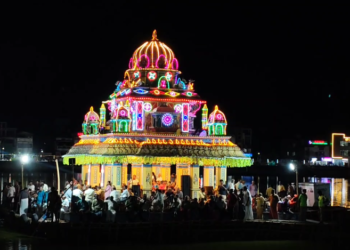 திருவாரூர் தியாகராஜர் ஆலய வண்ண மின் விளக்குகளால் அலங்கரிக்கப்பட்ட தெப்ப வெள்ளோட்டம்