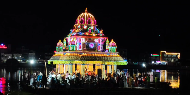 திருவாரூர் தியாகராஜர் ஆலய வண்ண மின் விளக்குகளால் அலங்கரிக்கப்பட்ட தெப்ப வெள்ளோட்டம்