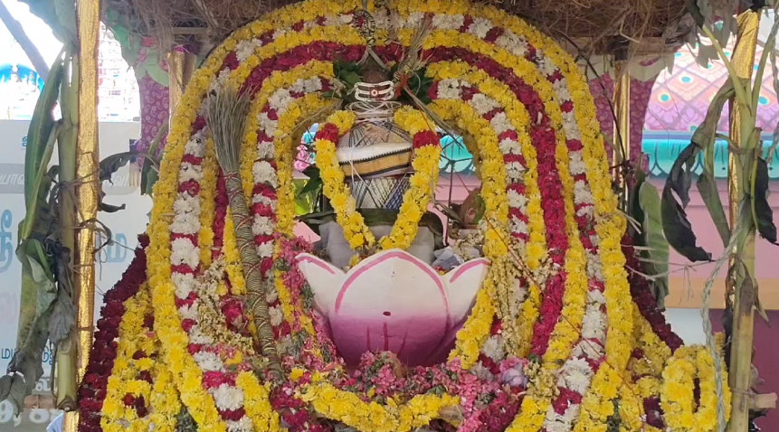 திருவாரூர் தியாகராஜர் ஆலய வண்ண மின் விளக்குகளால் அலங்கரிக்கப்பட்ட தெப்ப வெள்ளோட்டம்