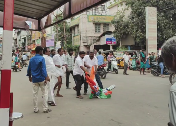 திருவாரூர் தியாகராஜர் ஆலய வண்ண மின் விளக்குகளால் அலங்கரிக்கப்பட்ட தெப்ப வெள்ளோட்டம்