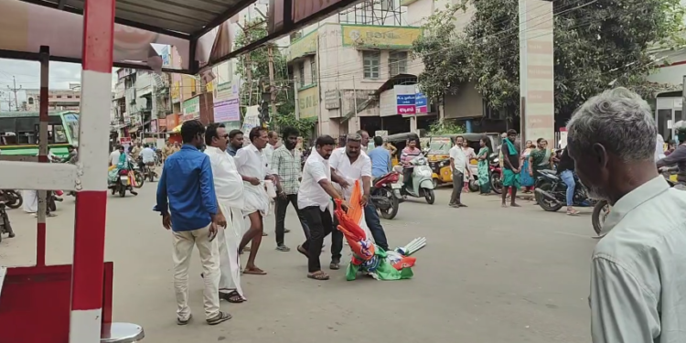 திருவாரூர் தியாகராஜர் ஆலய வண்ண மின் விளக்குகளால் அலங்கரிக்கப்பட்ட தெப்ப வெள்ளோட்டம்