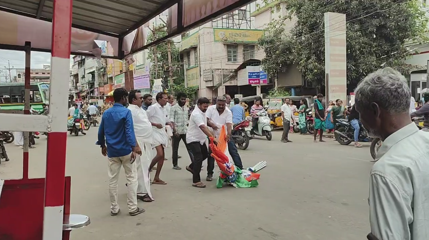திருவாரூர் தியாகராஜர் ஆலய வண்ண மின் விளக்குகளால் அலங்கரிக்கப்பட்ட தெப்ப வெள்ளோட்டம்