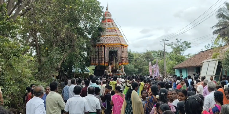 திருவாரூர் தியாகராஜர் ஆலய வண்ண மின் விளக்குகளால் அலங்கரிக்கப்பட்ட தெப்ப வெள்ளோட்டம்