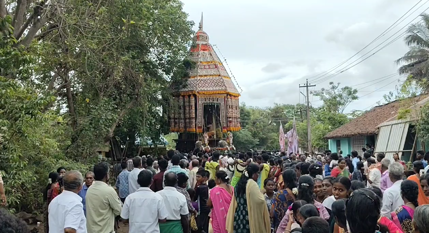 திருவாரூர் தியாகராஜர் ஆலய வண்ண மின் விளக்குகளால் அலங்கரிக்கப்பட்ட தெப்ப வெள்ளோட்டம்