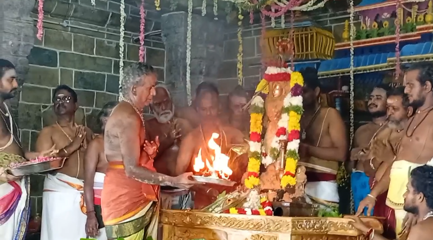 திருவாரூர் தியாகராஜர் ஆலய வண்ண மின் விளக்குகளால் அலங்கரிக்கப்பட்ட தெப்ப வெள்ளோட்டம்