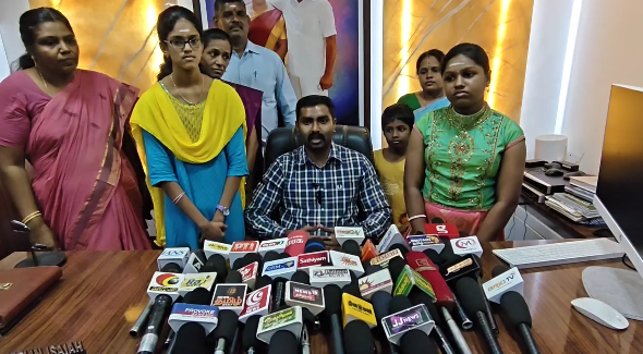 திருவாரூர் புதிய ரயில் நிலையம் முன்பு ஆன்லைன் மருந்து விற்பனையை தடுக்க கோரி ஆர்ப்பாட்டம்