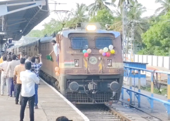 திருவாரூர் புதிய ரயில் நிலையம் முன்பு ஆன்லைன் மருந்து விற்பனையை தடுக்க கோரி ஆர்ப்பாட்டம்