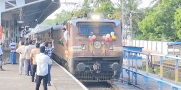 திருவாரூர் புதிய ரயில் நிலையம் முன்பு ஆன்லைன் மருந்து விற்பனையை தடுக்க கோரி ஆர்ப்பாட்டம்