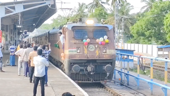 திருவாரூர் புதிய ரயில் நிலையம் முன்பு ஆன்லைன் மருந்து விற்பனையை தடுக்க கோரி ஆர்ப்பாட்டம்