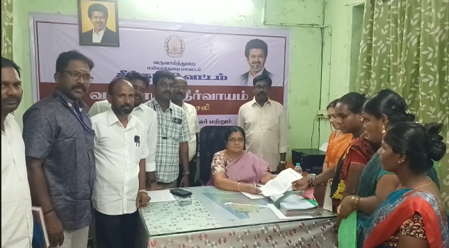சீர்காழி தாலுக்கா அலுவலகத்தில் ஜமாபந்தி நிகழ்ச்சி – அலுவலர் பூங்கொடி மனுக்கள் பெற்று நடவடிக்கைஎடுக்க உத்தரவு