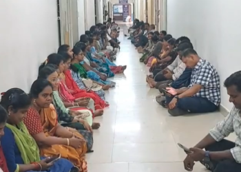 தற்காலிக துனைவட்டாட்ச்சியர் பணியிடங்களை நிரப்பாமல் 4-மாதமாக அலைக்கழிக்கும் நிர்வாகத்தை கண்டித்து உள்ளிருப்புபோராட்டம்