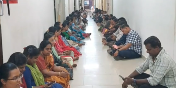 தற்காலிக துனைவட்டாட்ச்சியர் பணியிடங்களை நிரப்பாமல் 4-மாதமாக அலைக்கழிக்கும் நிர்வாகத்தை கண்டித்து உள்ளிருப்புபோராட்டம்