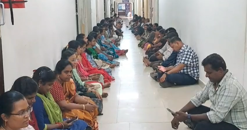 தற்காலிக துனைவட்டாட்ச்சியர் பணியிடங்களை நிரப்பாமல் 4-மாதமாக அலைக்கழிக்கும் நிர்வாகத்தை கண்டித்து உள்ளிருப்புபோராட்டம்