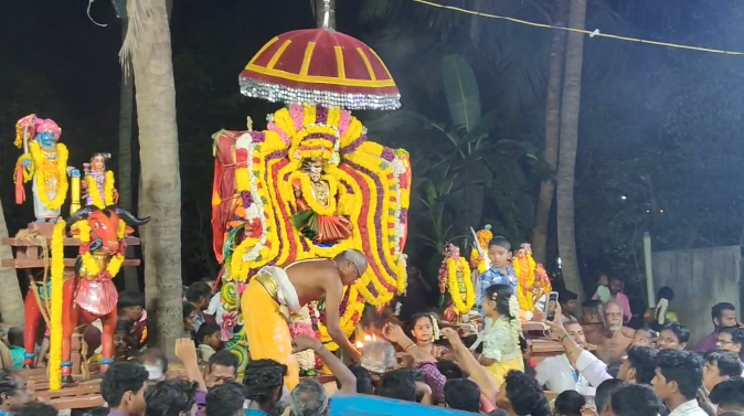 கஞ்சாநகரம் கிராமத்தில் உள்ள பிரசித்தி பெற்ற ஸ்ரீ படைவெட்டி மாரியம்மன் ஆலய தீமிதி உற்சவம்
