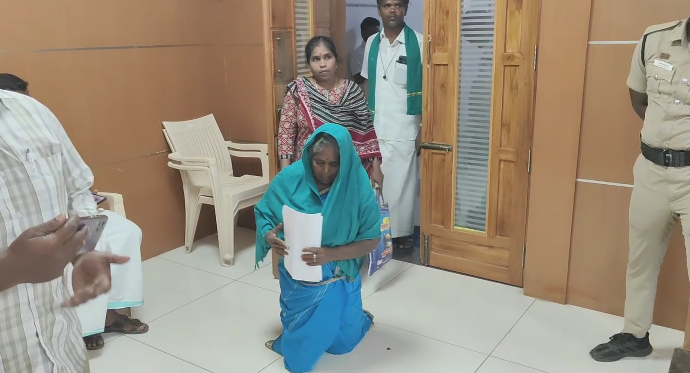 சீர்காழி வட்டாட்சியர் அலுவலகத்தில் நடந்த ஜமாபந்தியில் மகளிர் உரிமைத்தொகைக்கு அதிக அளவு TRO பூங்கொடியிடம் மனு