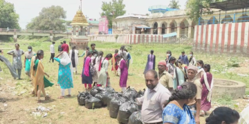 சீர்காழி வட்டாட்சியர் அலுவலகத்தில் நடந்த ஜமாபந்தியில் மகளிர் உரிமைத்தொகைக்கு அதிக அளவு TRO பூங்கொடியிடம் மனு