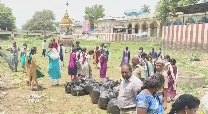 சீர்காழி வட்டாட்சியர் அலுவலகத்தில் நடந்த ஜமாபந்தியில் மகளிர் உரிமைத்தொகைக்கு அதிக அளவு TRO பூங்கொடியிடம் மனு