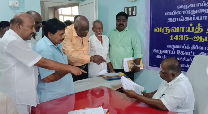 தரங்கம்பாடி வட்டாட்சியர் அலுவலகத்தில் வருவாய் தீர்வாயம் முகாம் மனுக்கள் அளிக்க குவிந்த மக்கள் மனுக்கள் மீது நடவடிக்கை எடுக்க வேண்டும் கோரிக்கை