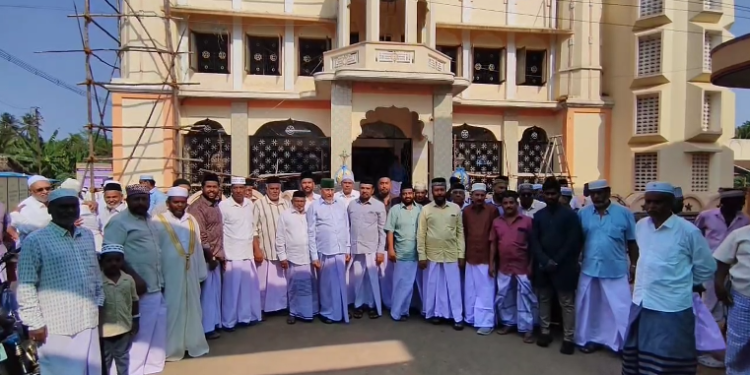 அரங்கக்குடி பள்ளிவாசலில் பக்ரீத் பண்டிகையை முன்னிட்டு இஸ்லாமியர்கள் புத்தாடை அணிந்து சிறப்பு தொழுகை