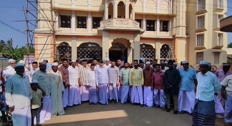 அரங்கக்குடி பள்ளிவாசலில் பக்ரீத் பண்டிகையை முன்னிட்டு இஸ்லாமியர்கள் புத்தாடை அணிந்து சிறப்பு தொழுகை