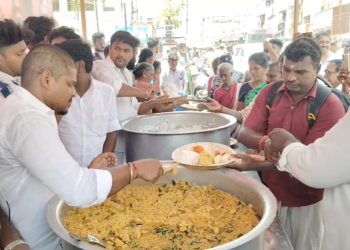 உலக பட்டினி தினம்: விழுப்புரம் வள்ளலார் மாளிகையில் பொதுமக்களக்கு TVK சார்பில் அறுசுவை உணவு