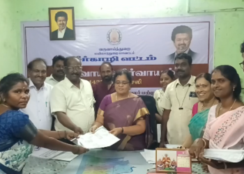 சீர்காழி வட்டாட்சியர் அலுவலகத்தில் நடைபெற்ற ஜமாபந்தியில், பொதுமக்களுக்கு இலவச வீட்டுமனை பூங்கொடி வழங்கினார்