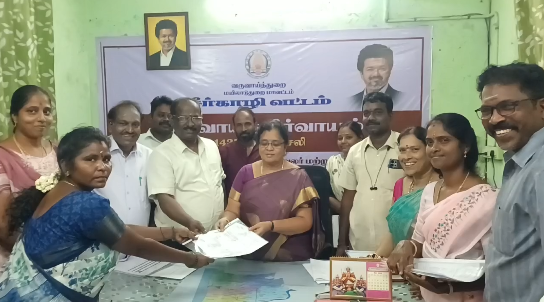 சீர்காழி வட்டாட்சியர் அலுவலகத்தில் நடைபெற்ற ஜமாபந்தியில், பொதுமக்களுக்கு இலவச வீட்டுமனை பூங்கொடி வழங்கினார்
