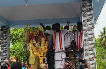 சீர்காழியில் TVK சார்பாக போட்டியிட்ட வேட்பாளர் வாக்கு அளித்த வாக்களருக்கு இனிப்பு வழங்கி நன்றி