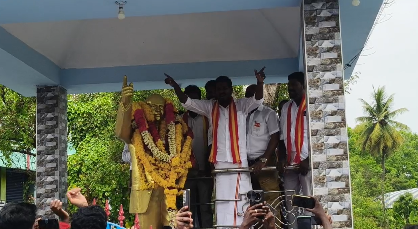 சீர்காழியில் TVK சார்பாக போட்டியிட்ட வேட்பாளர் வாக்கு அளித்த வாக்களருக்கு இனிப்பு வழங்கி நன்றி