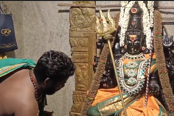 சீர்காழியில் TVK சார்பாக போட்டியிட்ட வேட்பாளர் வாக்கு அளித்த வாக்களருக்கு இனிப்பு வழங்கி நன்றி