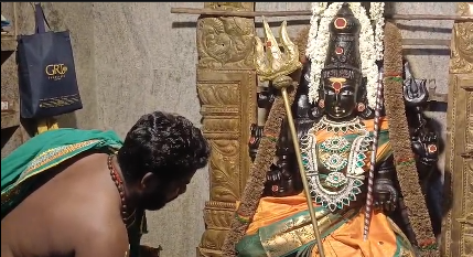 சீர்காழியில் TVK சார்பாக போட்டியிட்ட வேட்பாளர் வாக்கு அளித்த வாக்களருக்கு இனிப்பு வழங்கி நன்றி