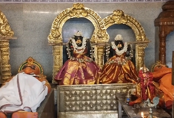 சீர்காழியில் TVK சார்பாக போட்டியிட்ட வேட்பாளர் வாக்கு அளித்த வாக்களருக்கு இனிப்பு வழங்கி நன்றி