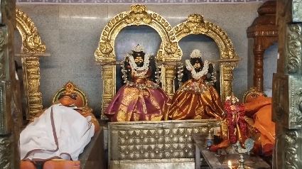 சீர்காழியில் TVK சார்பாக போட்டியிட்ட வேட்பாளர் வாக்கு அளித்த வாக்களருக்கு இனிப்பு வழங்கி நன்றி