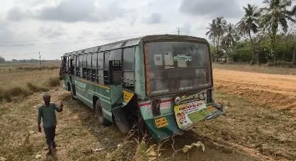 சீர்காழியில் TVK சார்பாக போட்டியிட்ட வேட்பாளர் வாக்கு அளித்த வாக்களருக்கு இனிப்பு வழங்கி நன்றி