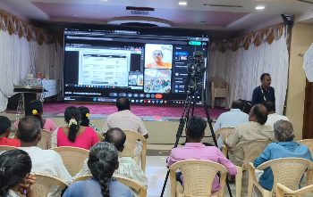 சீர்காழியில் TVK சார்பாக போட்டியிட்ட வேட்பாளர் வாக்கு அளித்த வாக்களருக்கு இனிப்பு வழங்கி நன்றி