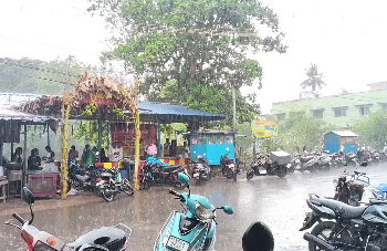சீர்காழியில் TVK சார்பாக போட்டியிட்ட வேட்பாளர் வாக்கு அளித்த வாக்களருக்கு இனிப்பு வழங்கி நன்றி