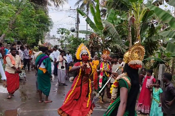 சீர்காழியில் TVK சார்பாக போட்டியிட்ட வேட்பாளர் வாக்கு அளித்த வாக்களருக்கு இனிப்பு வழங்கி நன்றி