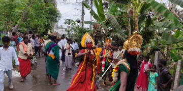 சீர்காழியில் TVK சார்பாக போட்டியிட்ட வேட்பாளர் வாக்கு அளித்த வாக்களருக்கு இனிப்பு வழங்கி நன்றி
