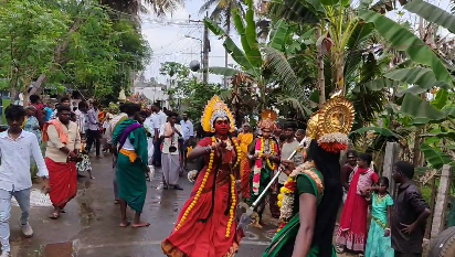 சீர்காழியில் TVK சார்பாக போட்டியிட்ட வேட்பாளர் வாக்கு அளித்த வாக்களருக்கு இனிப்பு வழங்கி நன்றி