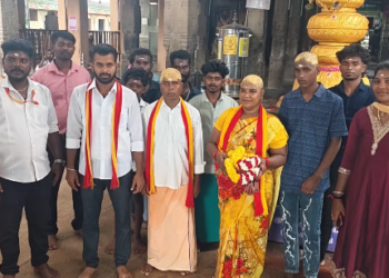 சீர்காழியில் TVK சார்பாக போட்டியிட்ட வேட்பாளர் வாக்கு அளித்த வாக்களருக்கு இனிப்பு வழங்கி நன்றி