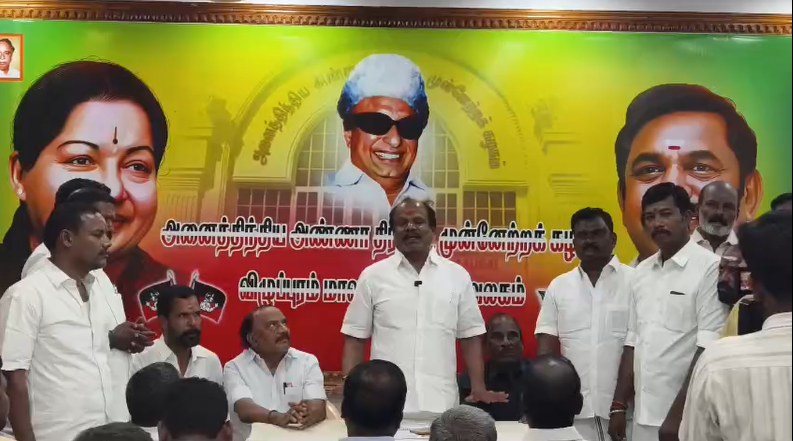 விழுப்புரம் ADMK அலுவலக சாவி ஒப்படைப்பு: புதிய மாவட்ட செயலாளர் பசுபதி இருக்கையில் அமர்ந்தார்