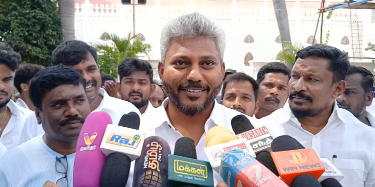 விழுப்புரம் ADMK அலுவலக சாவி ஒப்படைப்பு: புதிய மாவட்ட செயலாளர் பசுபதி இருக்கையில் அமர்ந்தார்