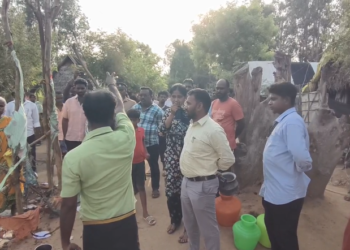 விழுப்புரம் ADMK அலுவலக சாவி ஒப்படைப்பு: புதிய மாவட்ட செயலாளர் பசுபதி இருக்கையில் அமர்ந்தார்